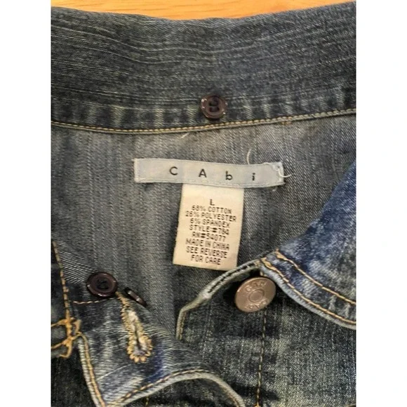 Cabi Women's Blue Denim Jacket Size L Classic Button Front Trucker Style - Picture 2 of 4